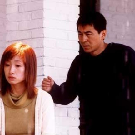 美女脱了内裤让男人捅